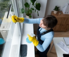Cách Vệ Sinh Cửa Kính Tại Nhà Nhanh Và Sáng Bóng