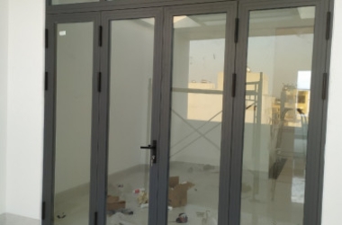 Lưu ngay địa chỉ chuyên thi công cửa 4 cánh nhôm kính chính hãng