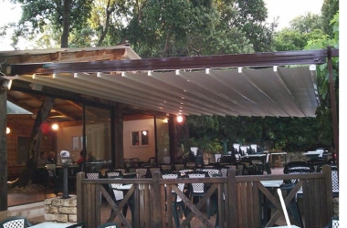 Tìm kiếm nơi thi công mái xếp quán cafe tại TP Tân An