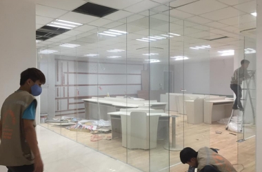 Dịch Vụ Lắp Đặt Vách Kính Cường Lực Trọn Gói: Quy Trình Và Báo Giá Mới Nhất