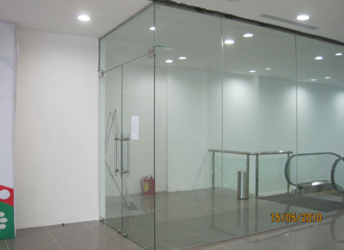 VÁCH KÍNH CỬA BẢN LỀ SÀN
