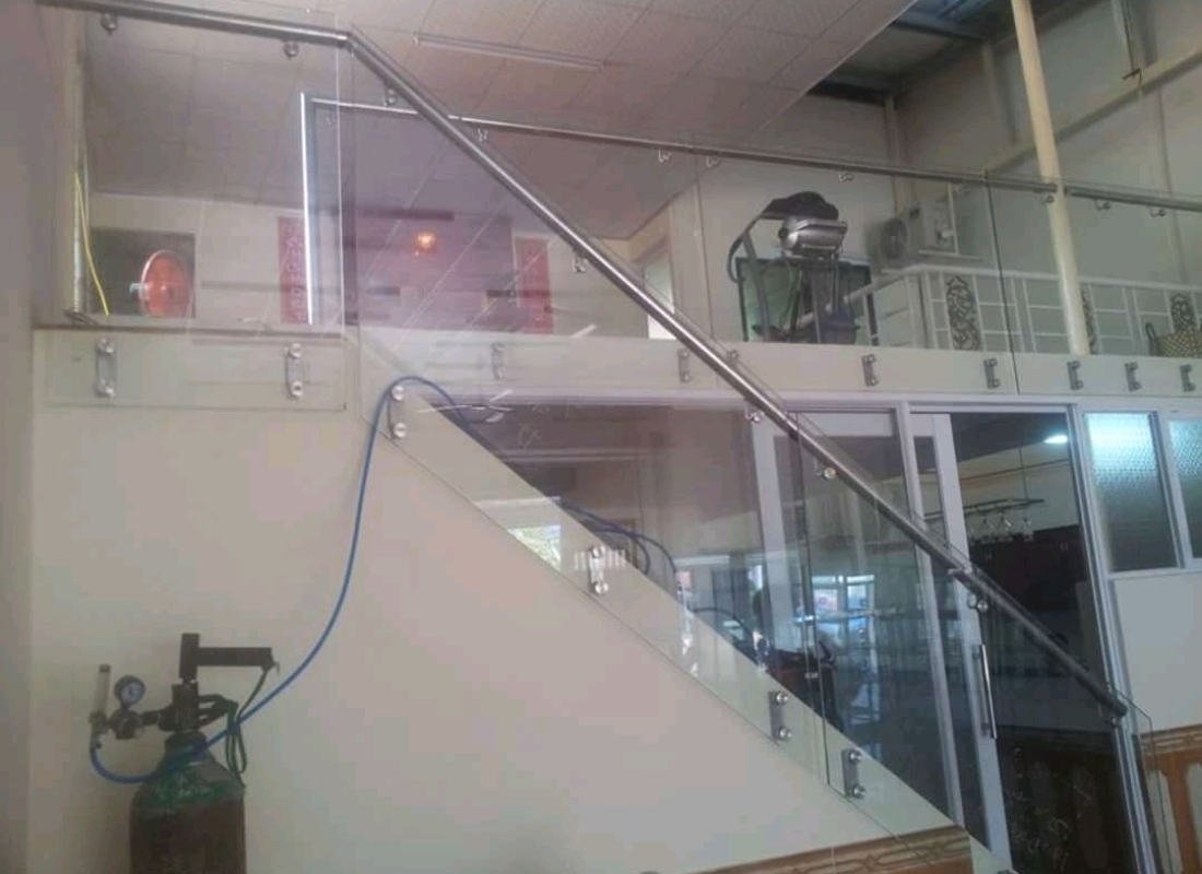 CẦU THANG KÍNH INOX